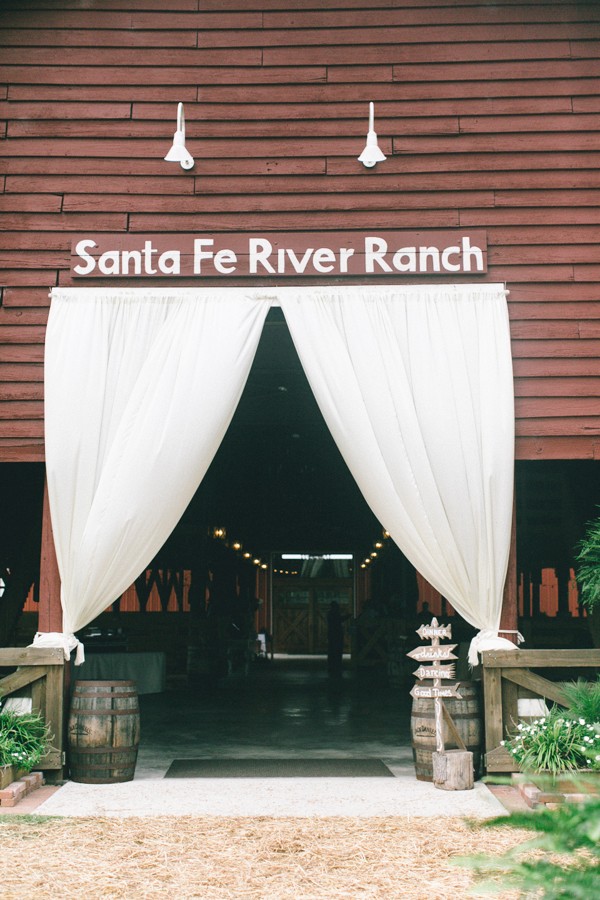 evening-wedding-in-a-barn