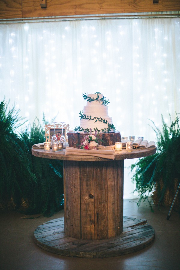 evening-wedding-in-a-barn