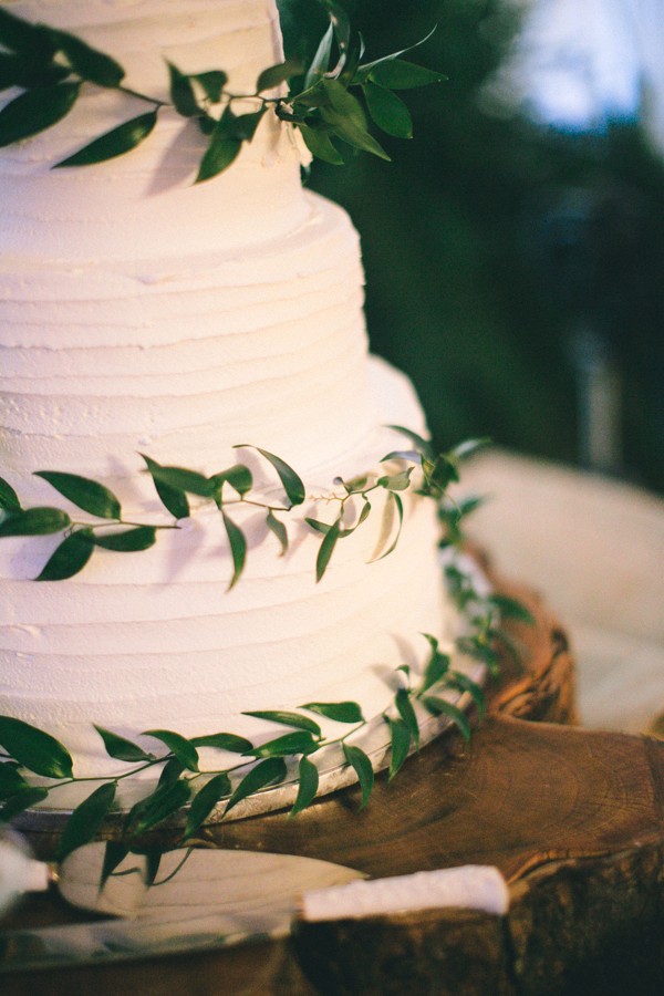 evening-wedding-in-a-barn