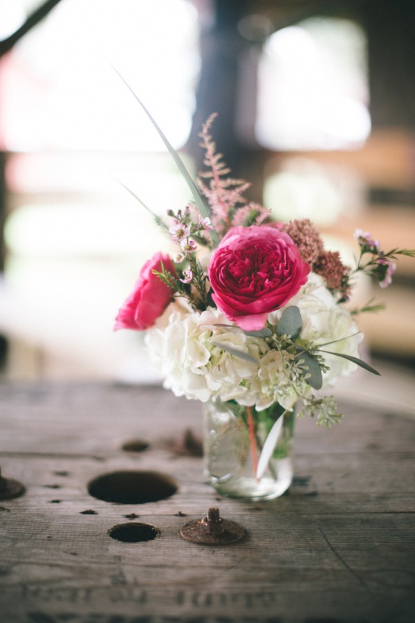 evening-wedding-in-a-barn