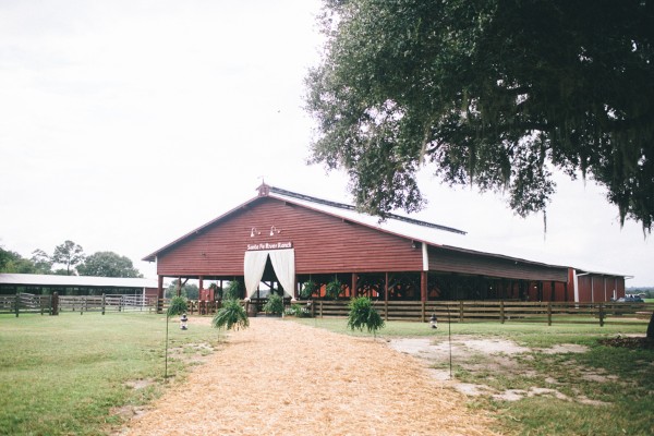 evening-wedding-in-a-barn