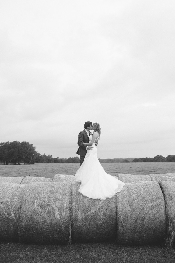 evening-wedding-in-a-barn