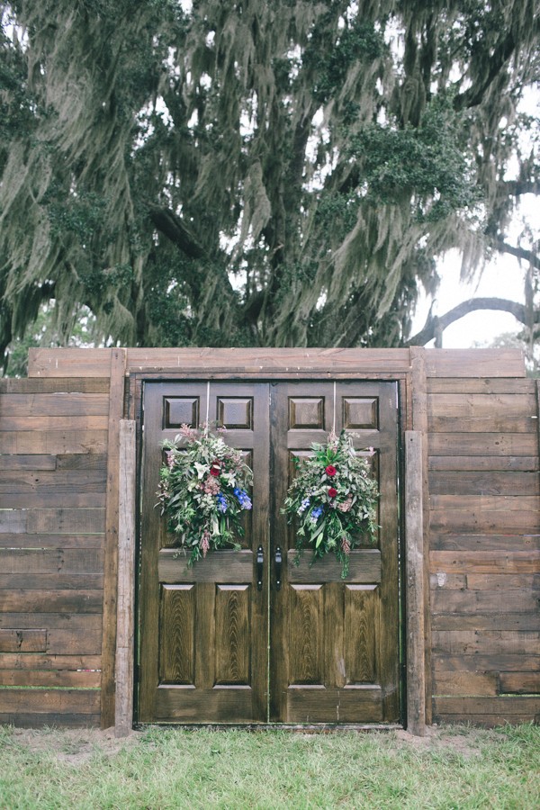 evening-wedding-in-a-barn
