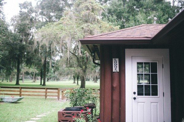 evening-wedding-in-a-barn