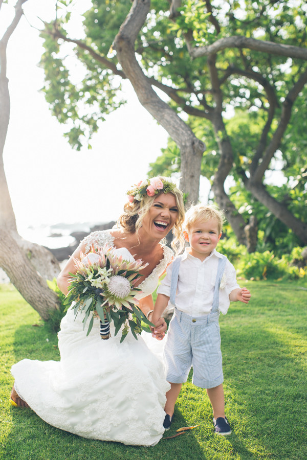 hawaiian-beach-wedding-in-pink-and-grey