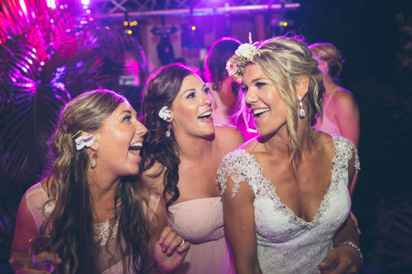 hawaiian-beach-wedding-in-pink-and-grey