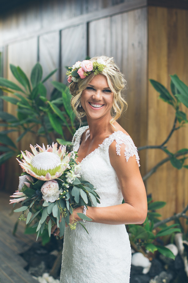 hawaiian-beach-wedding-in-pink-and-grey