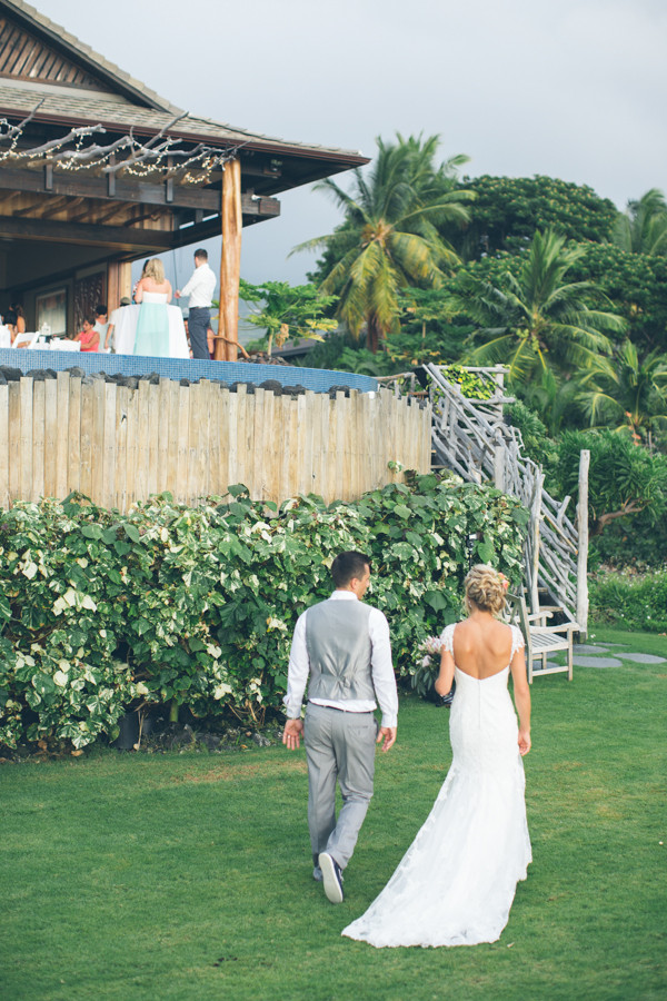 hawaiian-beach-wedding-in-pink-and-grey