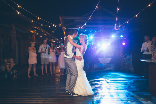 hawaiian-beach-wedding-in-pink-and-grey