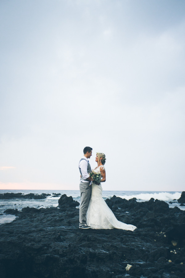 hawaiian-beach-wedding-in-pink-and-grey