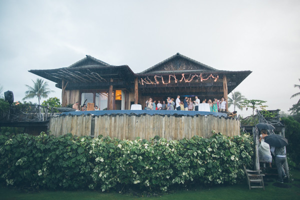 hawaiian-beach-wedding-in-pink-and-grey