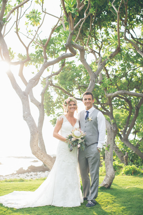 hawaiian-beach-wedding-in-pink-and-grey