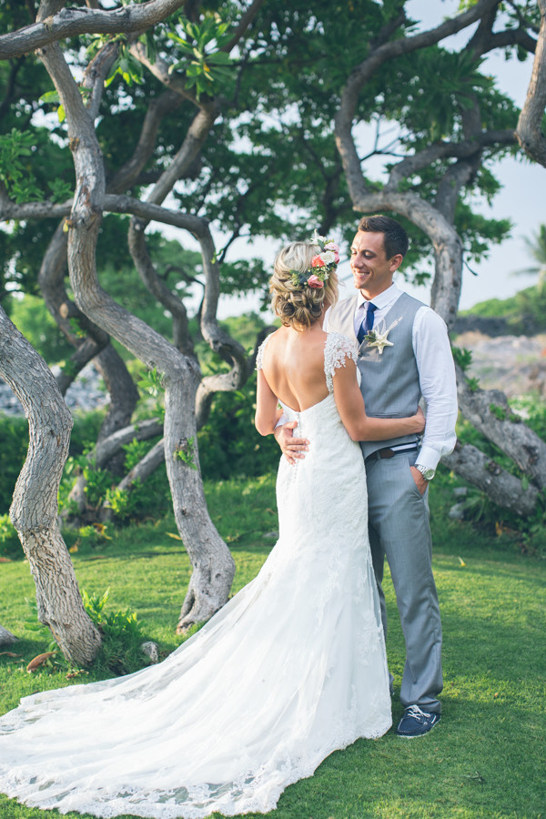 hawaiian-beach-wedding-in-pink-and-grey