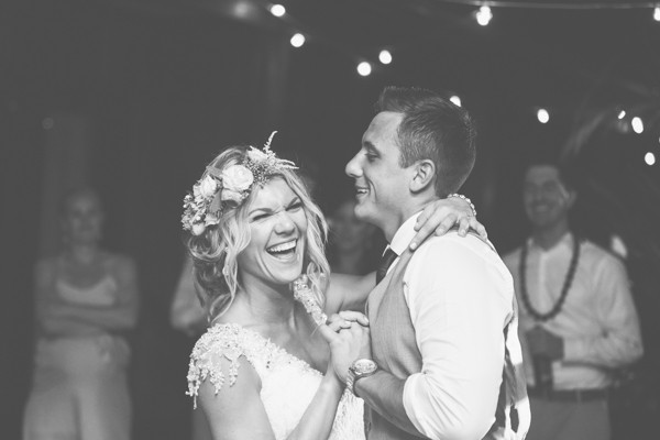 hawaiian-beach-wedding-in-pink-and-grey