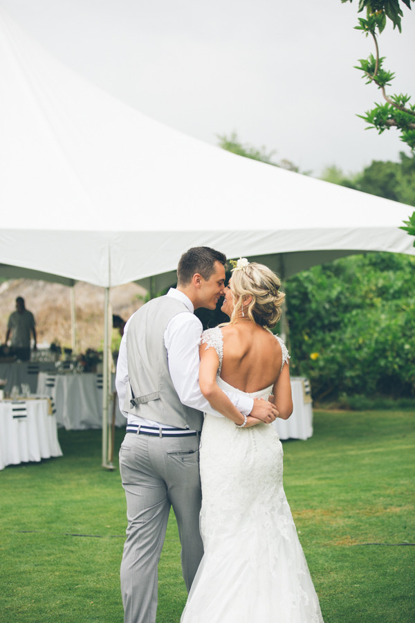 hawaiian-beach-wedding-in-pink-and-grey