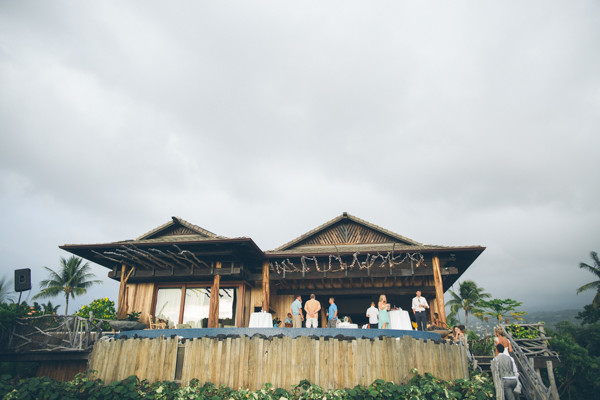hawaiian-beach-wedding-in-pink-and-grey