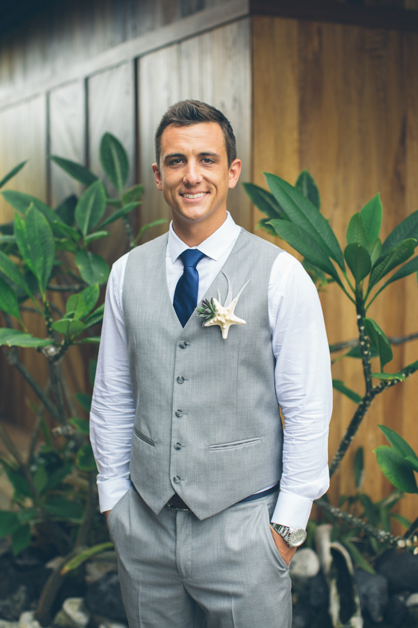 hawaiian-beach-wedding-in-pink-and-grey