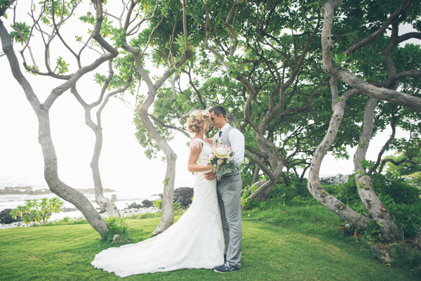hawaiian-beach-wedding-in-pink-and-grey
