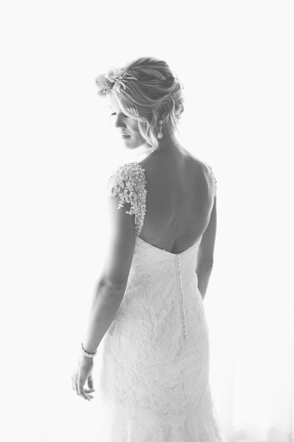 hawaiian-beach-wedding-in-pink-and-grey