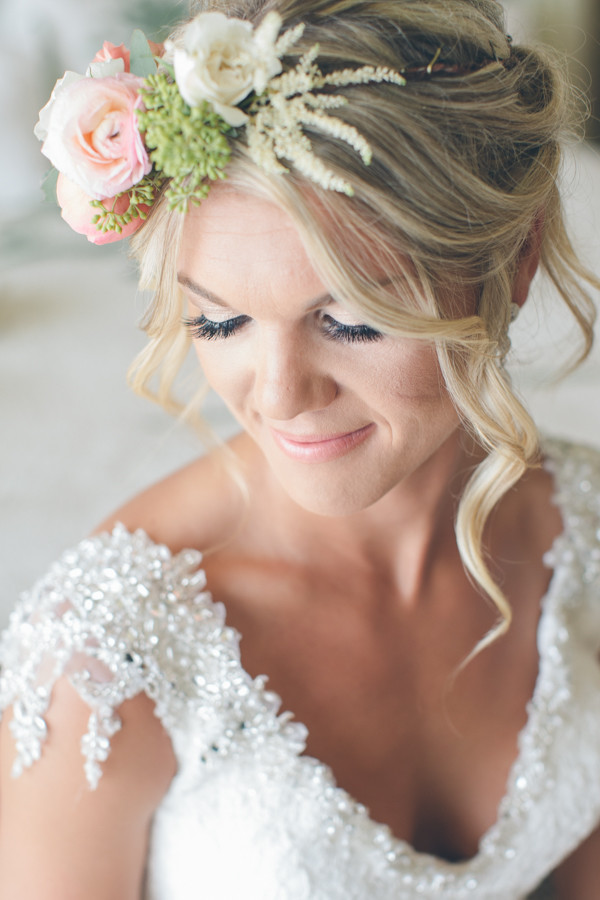 hawaiian-beach-wedding-in-pink-and-grey