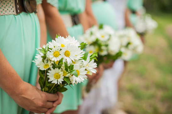 simple daisy bridesmaid bouquets