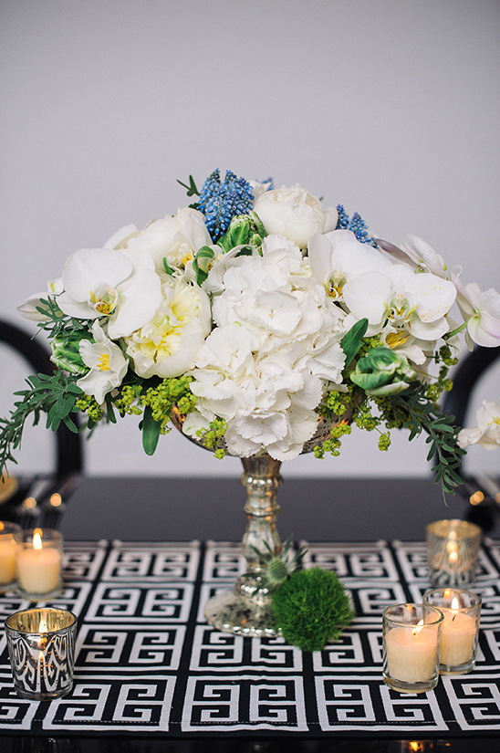 white flower centerpiece with blue accent