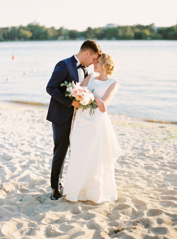 modern-vintage-wedding-on-the-beach