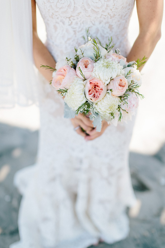 white and peach bouquet @weddingchicks