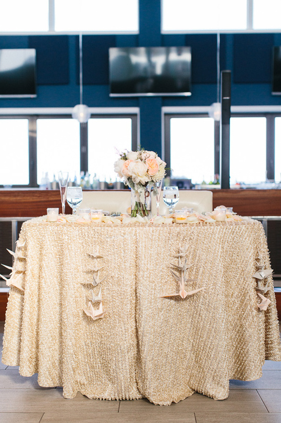 paper swan sweetheart table decor @weddingchicks