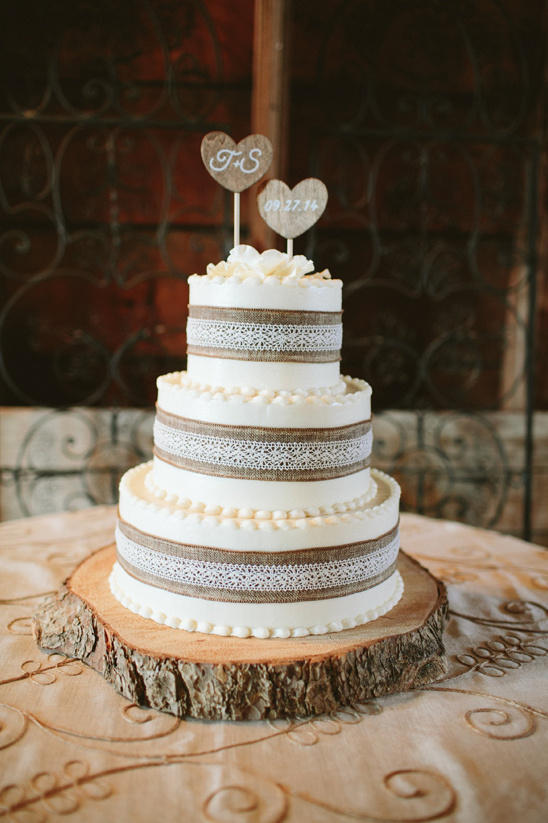 burlap and lace wrapped wedding cake @weddingchicks