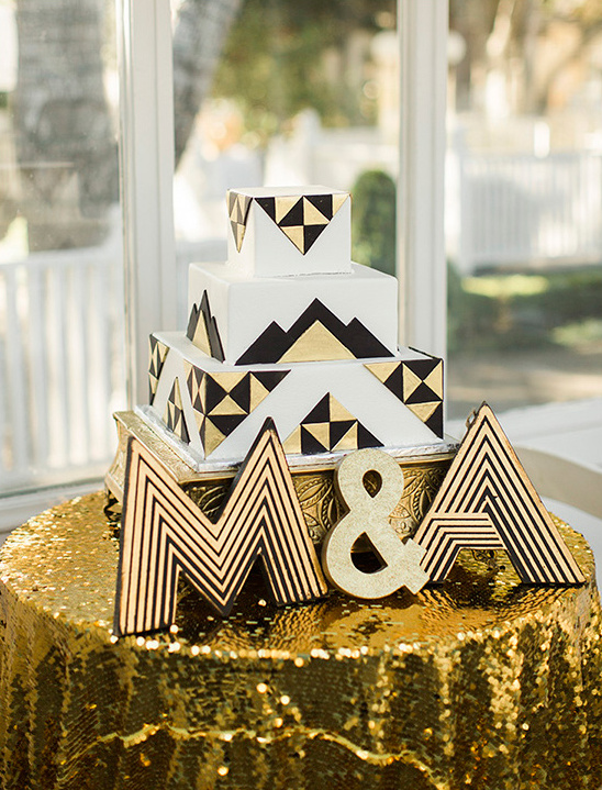 art deco and modern gold and black cake @weddingchicks