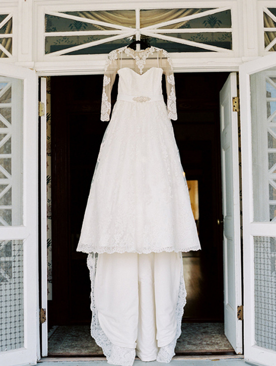 long sleeve wedding gown @weddingchicks