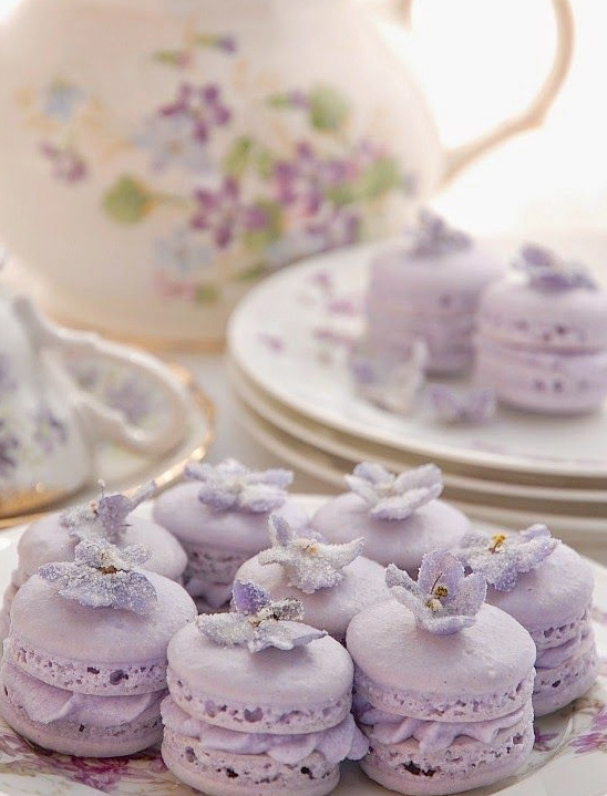 purple macarons @weddingchicks
