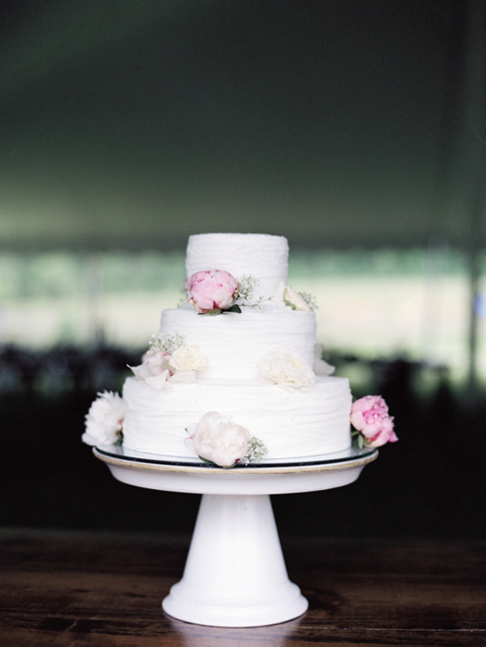simple gardne rose accented wedding cake