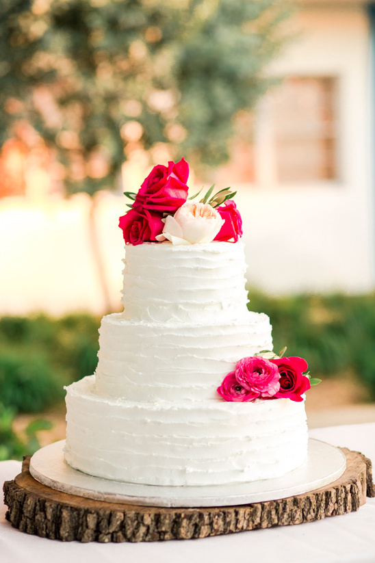 flower topped wedding cake @weddingchicks