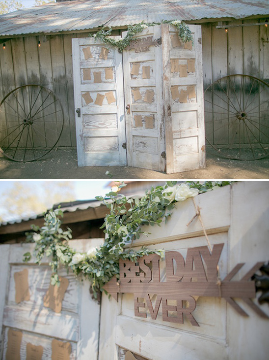 rustic door photo backdrop @weddingchicks