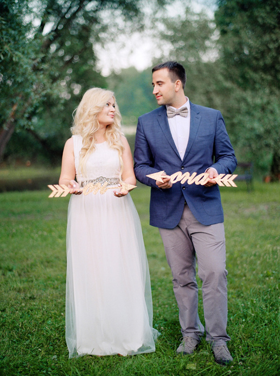 his and hers arrow signs @weddingchicks