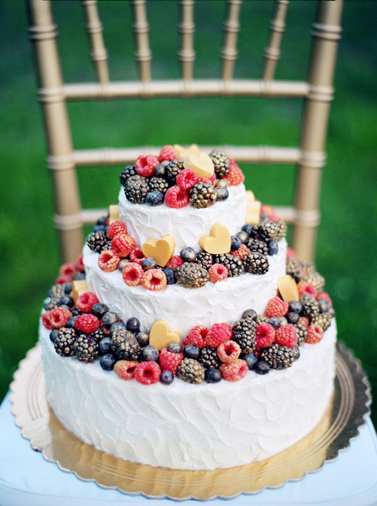 berry topped wedding cake @weddinghicks