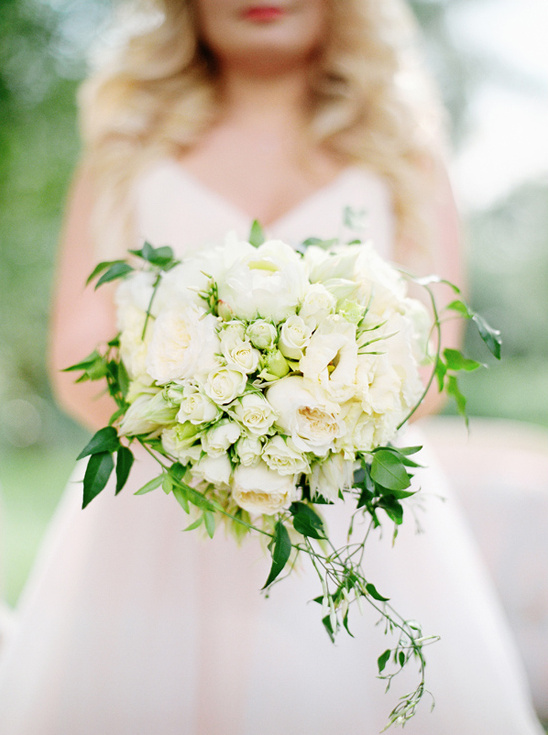 white wedding bouquet @weddingchicks