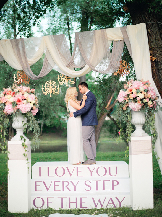 glamorous and romantic ceremony altar @weddingchicks