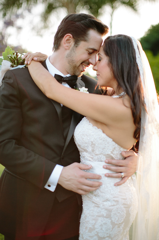 romantic bride and groom @weddingchicks