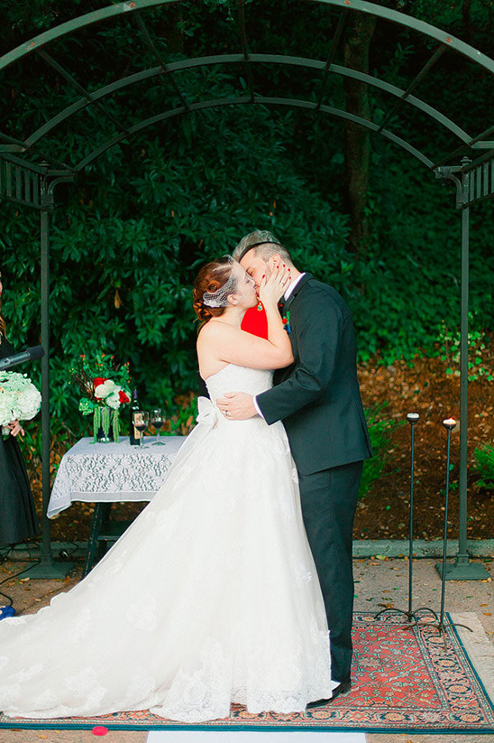 the wedding kiss @weddingchicks
