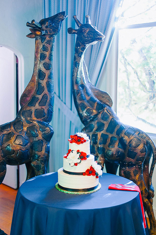 bronze giraffe cake table backdrop @weddingchicks