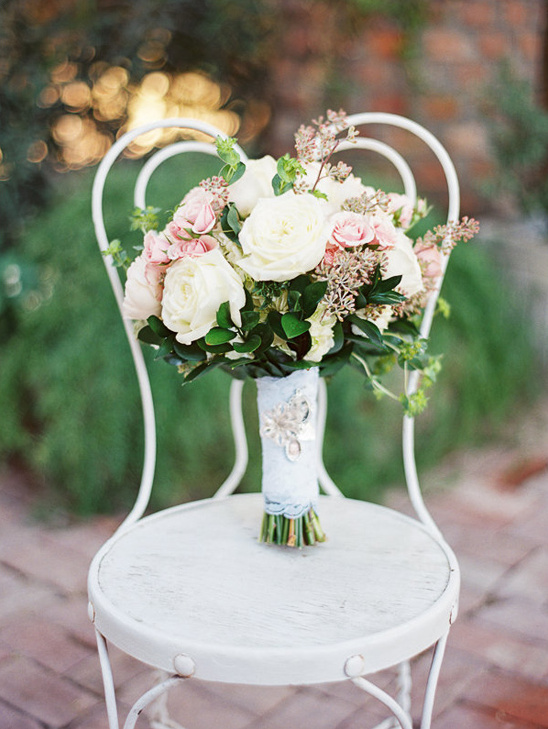 white and pink rose bouquet @weddingchicks