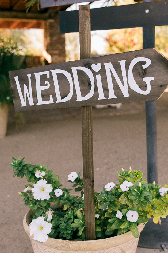 rustic wedding sign @weddingchicks