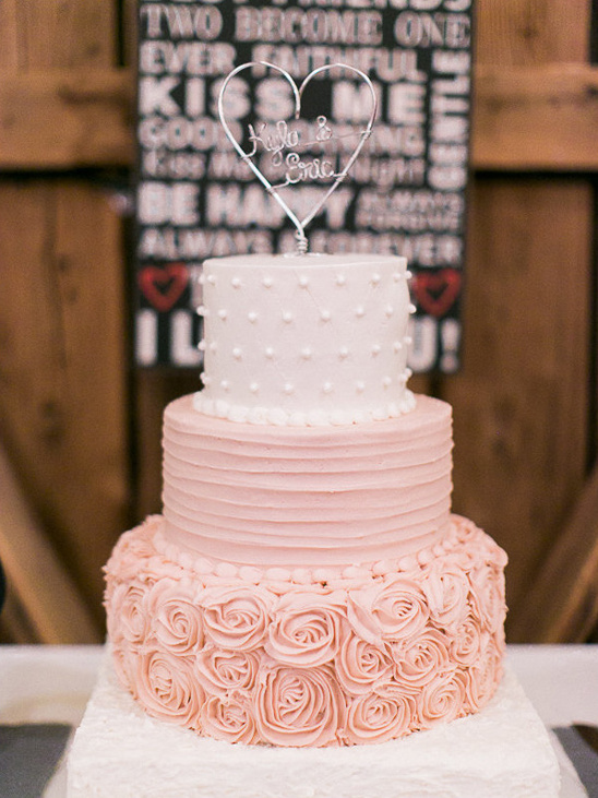 white and rose colored wedding cake @weddingchicks
