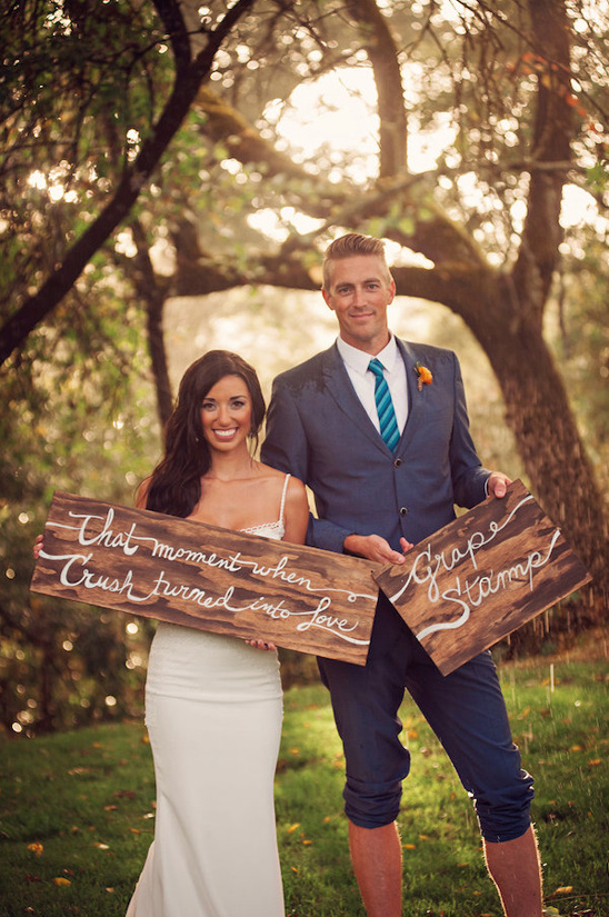 newlyweds and wedding sign @weddingchicks