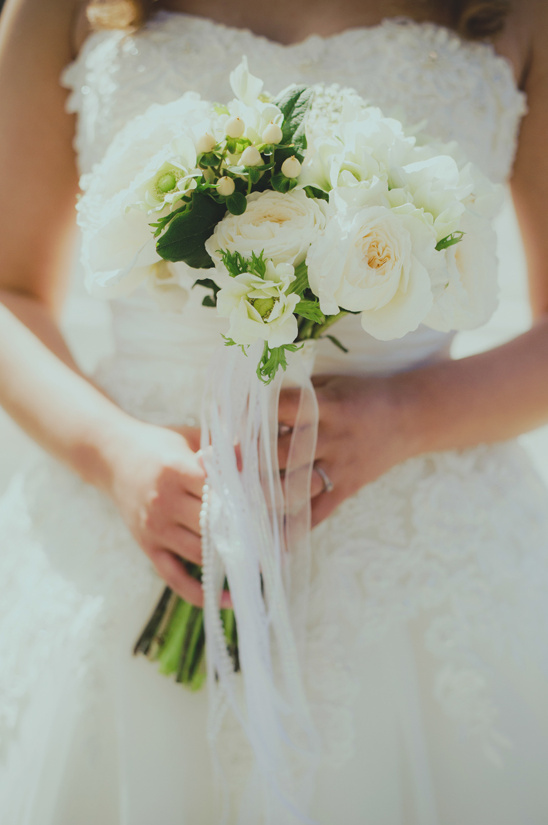 white bouquet by Butter and Bloom @weddingchicks