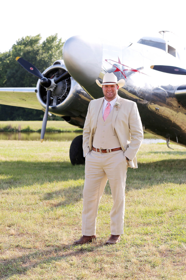 rustic-and-retro-airport-wedding
