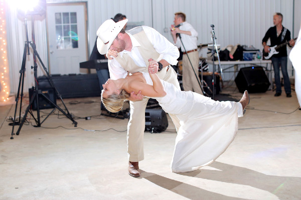 rustic-and-retro-airport-wedding